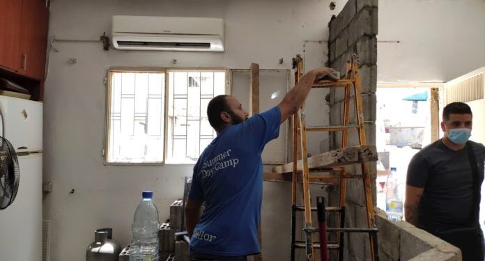 Mohamed, amigo del propietario de la casa destruida en el barrio de Karantina por la deflagración del pasado 4 de agosto, construye una pared de hormigón en la cocina después de que el muro se derrumbase por la explosión que arrasó con la mayoría de los barrios céntricos de la capital libanesa. Foto: EFE | Isaac J. Martín