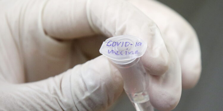 J&J está actualmente ejecutando pruebas en fase temprana en humanos de su vacuna contra el nuevo coronavirus y se espera que a partir de septiembre comience la fase tardía. EFE/Rungroj Yongrit/Archivo