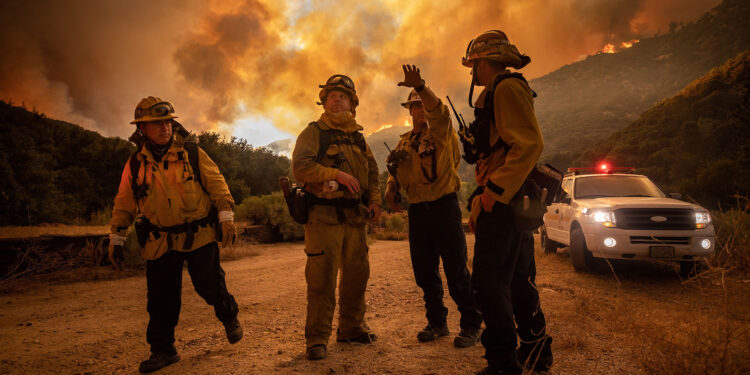 Lake Hughes (United States), 13/08/2020.- Firefighters make an escape plan as the Lake Fire burns a hillside in Lake Hughes, California, USA, 12 August 2020. (Incendio, Estados Unidos) EFE/EPA/CHRISTIAN MONTERROSA