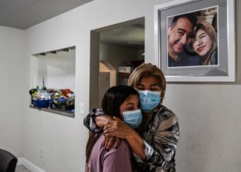 En Florida, una familia en duelo por el virus no sabe cómo pagar el hospital. Foto AFP.