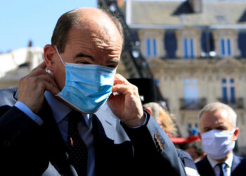 FOTO DE ARCHIVO: El primer ministro francés, Jean Castex, se coloca la mascarilla antes de atender a los medios en Nantes, Francia. 18 de julio de 2020. Laetitia Notarianni/Pool via REUTERS/File Photo