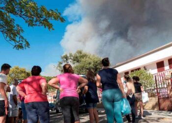 Incendio de Almonaster sigue avanzando tras 52 horas y suma 1.890 evacuados