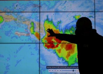 Un miembro del Comité de Operaciones de Emergencia mira la trayectoria de la tormenta Laura en Santo Domingo, República Dominicana. 22 agosto 2020. REUTERS/Ricardo Rojas