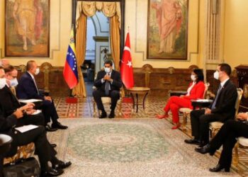 Nicolás Maduro y el ministro de Asuntos Exteriores de Turquía, Mevlüt Çavuşoğlu. Foto @PresidencialVE