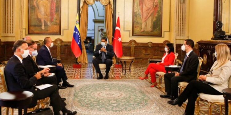 Nicolás Maduro y el ministro de Asuntos Exteriores de Turquía, Mevlüt Çavuşoğlu. Foto @PresidencialVE