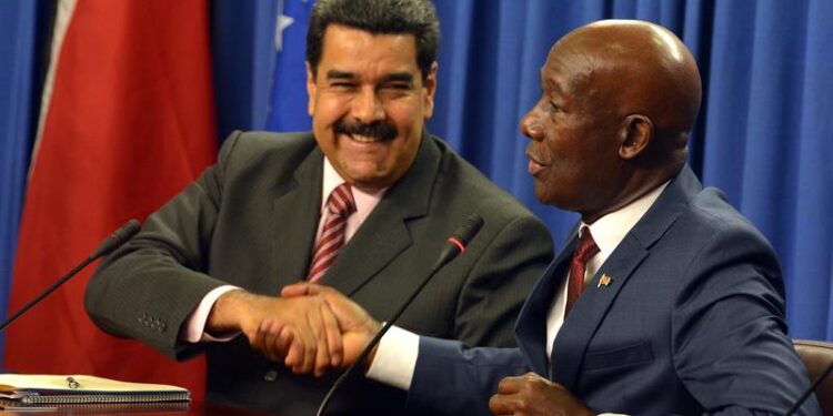 Nicolás Maduro y el primer ministro de Trinidad y Tobago, Keith Rowley. Foto de archivo.