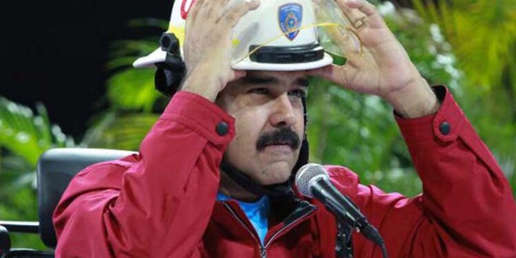 Nicolás Maduro. Bombero. Foto de archivo.