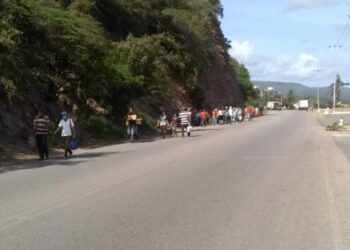Usuarios debieron caminar y tomar dos vehículos para poder llegar al centro de Carúpano. Foto: Esteban Mieres
