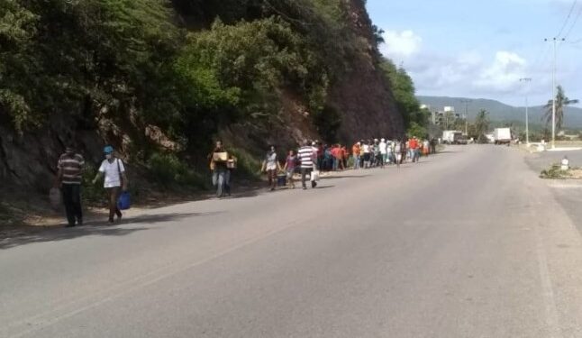Usuarios debieron caminar y tomar dos vehículos para poder llegar al centro de Carúpano. Foto: Esteban Mieres