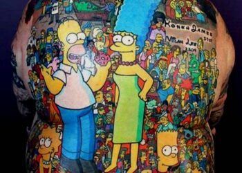 Un australiano de 58 años es fanático de Los Simpsons y decidió tatuar su cuerpo con todos los personajes de la serie. Foto captura Twitter