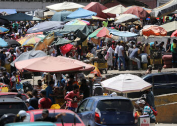 People gather at the Coche wholesale market amid coronavirus (COVID-19) disease outbreak in Caracas, Venezuela July 31, 2020. Picture taken July 31, 2020. REUTERS/Manaure Quintero