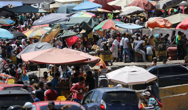 People gather at the Coche wholesale market amid coronavirus (COVID-19) disease outbreak in Caracas, Venezuela July 31, 2020. Picture taken July 31, 2020. REUTERS/Manaure Quintero
