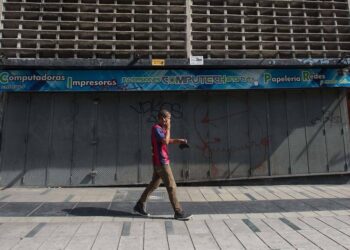 CAR01. CARACAS (VENEZUELA), 28/10/2016.- Un local comercial es visto hoy, viernes 28 de octubre de 2016, en Caracas (Venezuela). El paro general de 12 horas convocado por la oposición venezolana se cumple a medias en el país pues tanto las entidades bancarias como algunos comercios y oficinas abrieron sus puertas, sin embargo, las principales vías se mostraron con mucho menos tráfico que el que se observa en un día laboral normal. EFE/MIGUEL GUTIÈRREZ