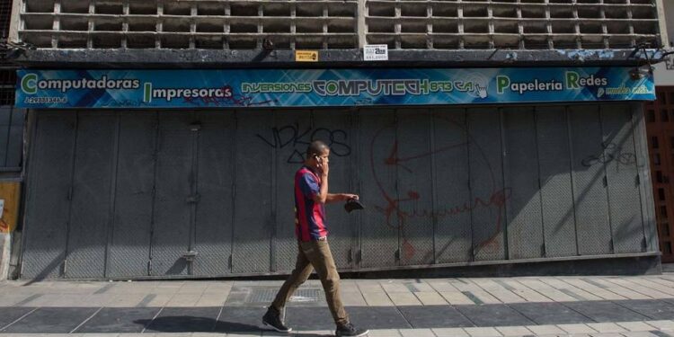 CAR01. CARACAS (VENEZUELA), 28/10/2016.- Un local comercial es visto hoy, viernes 28 de octubre de 2016, en Caracas (Venezuela). El paro general de 12 horas convocado por la oposición venezolana se cumple a medias en el país pues tanto las entidades bancarias como algunos comercios y oficinas abrieron sus puertas, sin embargo, las principales vías se mostraron con mucho menos tráfico que el que se observa en un día laboral normal. EFE/MIGUEL GUTIÈRREZ