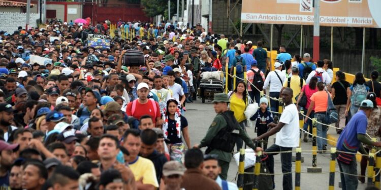 Venezuelan citizens cross the Simon Bolivar international bridge from San Antonio del Tachira in Venezuela to Norte de Santander province of Colombia on February 10, 2018.
Oil-rich and once one of the wealthiest countries in Latin America, Venezuela now faces economic collapse and widespread popular protest.  / AFP PHOTO / GEORGE CASTELLANOS