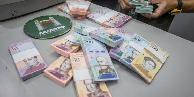 CAR001. CARACAS (VENEZUELA), 20/08/2018 - Trabajadores del Banco de las Fuerzas Armadas Bolivarianas (BANFANB) organizan billetes del nuevo cono monetario hoy, 20 de agosto del 2018, en Caracas (Venezuela). Venezuela reemplazará los billetes en circulación por una nueva moneda dentro del proceso de reconversión monetaria con el que se eliminarán cinco ceros a la moneda nacional, el bolívar, que a partir de hoy llevará el apellido de "soberano". EFE/MIGUEL GUTIÉRREZ
