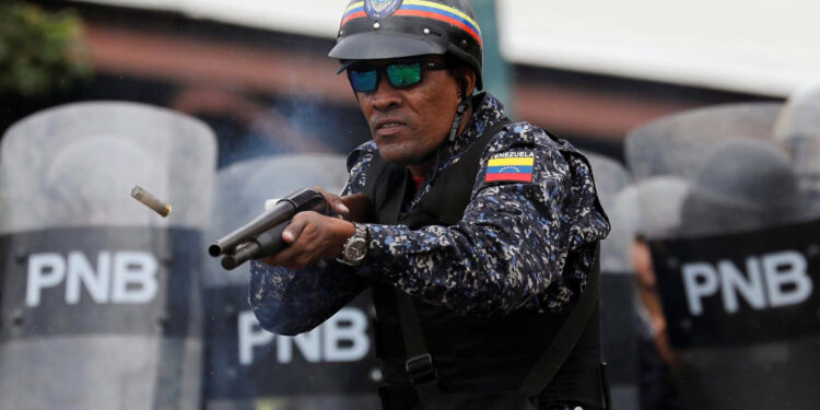 A National Police officer fires rubber bullets during a protest against Venezuelan President Nicolas Maduro's government in Caracas, Venezuela January 23, 2019. REUTERS/Manaure Quintero  NO RESALES. NO ARCHIVES.
