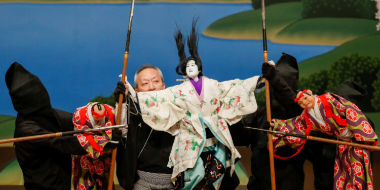 Kanjuro Kiritake, maestro de títeres japoneses Bunraku, en una presentación en el Teatro Nacional, Tokio, Japón, 7 septiembre 2020.
REUTERS/Issei Kato