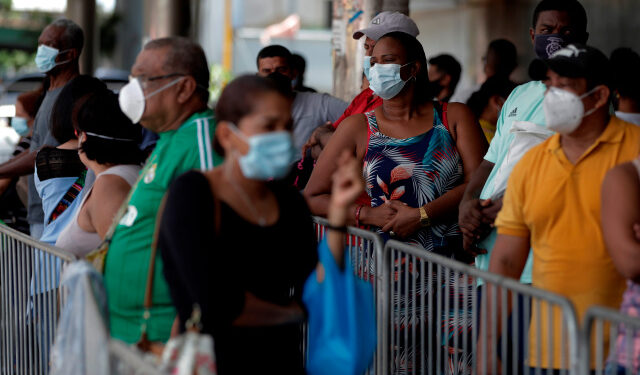 Personas hacen fila para entrar a un supermercado en San Miguelito este lunes en la ciudad de Panamá (Panamá). EFE/Bienvenido Velasco