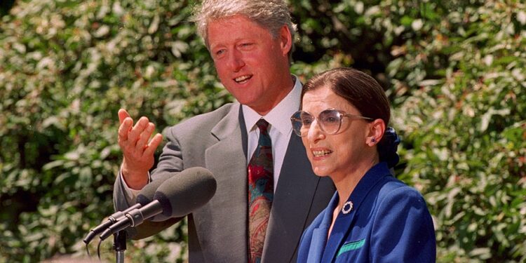 Bill Clinton y Ruth Bader Ginsburg. Foto de archivo.