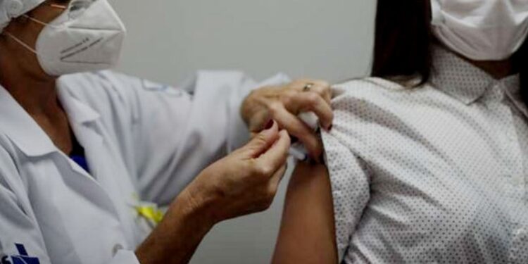 Falta de vacunación podría llevar a otra emergencia global. Foto EFE.