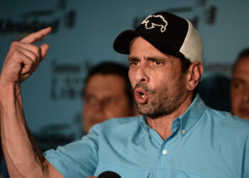 (FILES) This file photo taken on July 30, 2017 shows Venezuelan opposition leader and Miranda state governor Henrique Capriles during a press conference with members of the opposition coalition Democratic Unity Roundtable (MUD) in Caracas, on July 30, 2017.
Capriles announced he leaves the MUD in protest to four elected governors who recognizaed Constituent Assembly, created by President Maduro's government. / AFP PHOTO / FEDERICO PARRA