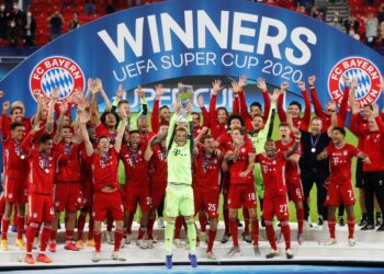 El arquero del Bayern Munich, Manuel Neuer, levanta el trofeo y celebra junto a sus compañeros tras ganar la Supercopa europea luego de vencer al Sevilla de España, en el Puskas Arena, en Budapest, Hungría - Septiembre 24, 2020.  Pool via REUTERS/Bernadett Szabo