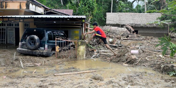 Los deslizamientos de tierra se cobran vidas en Indonesia. Foto agencias.