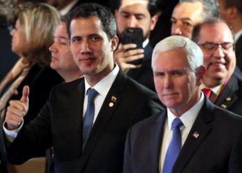 Pdte. (E) Juan Guaidó y el vicepresidente de EEUU Mike Pence. Foto EFE.