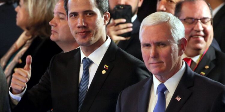 Pdte. (E) Juan Guaidó y el vicepresidente de EEUU Mike Pence. Foto EFE.