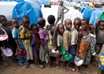 Niños desplazados esperan a recibir comida en un campo en Bunia
POLITICA AFRICA REPÚBLICA DEMOCRÁTICA DEL CONGO INTERNACIONAL
REUTERS / GORAN TOMASEVIC