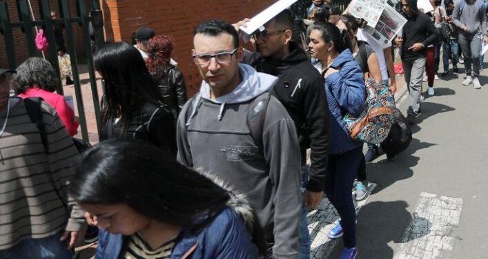 Foto de archivo. Personas hacen fila para presentar sus solicitudes en busca de empleo en Bogotá, Colombia, 31 de mayo, 2019. REUTERS/Luisa González