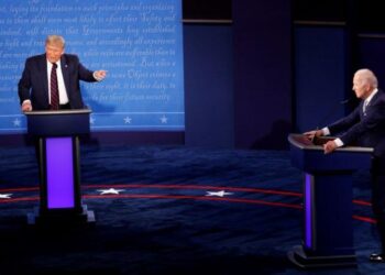 Foto del martes del presidente Donald Trump y el candidato demócrata Joe Biden en el primer debate de cara a las elecciones de noviembre, en Cleveland. Sep 29, 2020. REUTERS/Brian Snyder