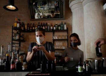Diana Figueroa prepara tragos para llevar en su restaurante de La Habana en medio de la pandemia de coronavirus. Sep 25, 2020. REUTERS/Alexandre Meneghini