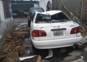 Dos carros resultaron afectados tras la caída de un paredón en un taller | Foto: cortesía Protección Civil Guanipa