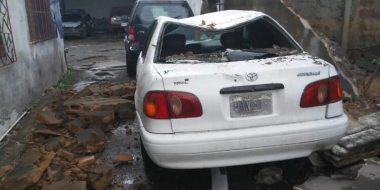 Dos carros resultaron afectados tras la caída de un paredón en un taller | Foto: cortesía Protección Civil Guanipa