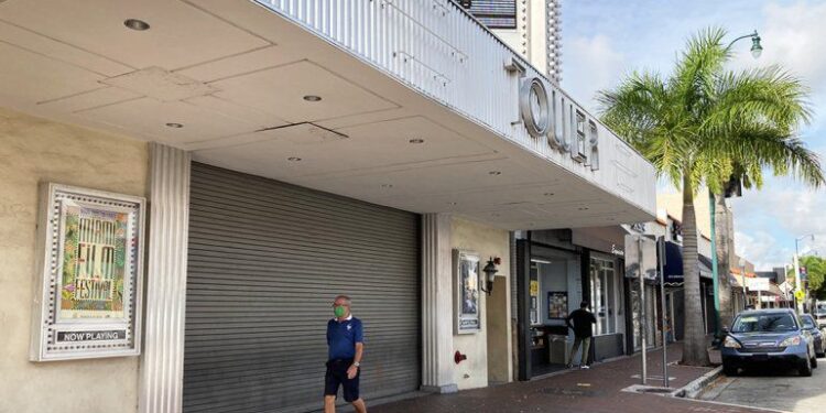 Vista parcial de la fachada del cine Towes en Miami, EEUU. Foto Jesús Hernández. DLA.