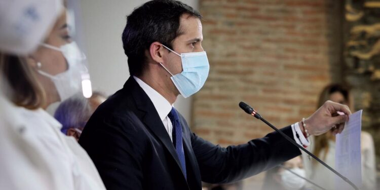 Pdte (e) Juan Guaidó en jornada con Héroes de la salud. Foto: CCN