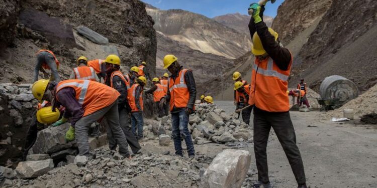 Obreros de la Organización de Carreteras Fronterizas (BRO por sus siglas en inglés) trabajan en la construcción de la autopista Nimmu-Padam-Darcha (NPD) en Ladakh, India. 17 de septiembre de 2020. REUTERS/Danish Siddiqui