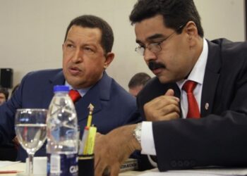 Hugo Chávez (+), Nicolás Maduro. Foro de archivo.