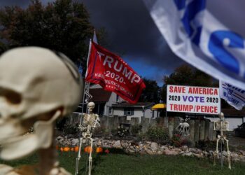 Decoraciones de Halloween y en respaldo al presidente Donald Trump en el antejardín de Maranda Joseph, una partidaria del mandatario, en Warren, Ohio, EEUUOctubre 2, 2020. REUTERS/Shannon Stapleton