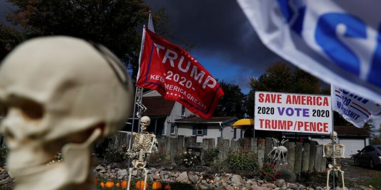Decoraciones de Halloween y en respaldo al presidente Donald Trump en el antejardín de Maranda Joseph, una partidaria del mandatario, en Warren, Ohio, EEUUOctubre 2, 2020. REUTERS/Shannon Stapleton