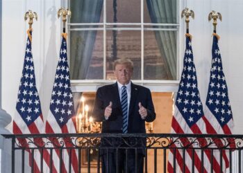 Washington (United States), 05/10/2020.- US President Donald J. Trump gestures after returning to the White House, in Washington, DC, USA, 05 October 2020, following several days at Walter Reed National Military Medical Cent