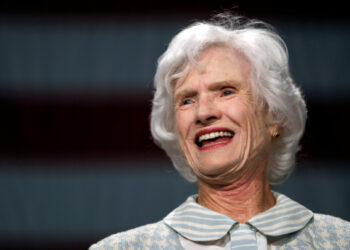 FOTO DE ARCHIVO: Roberta McCain, madre del entonces candidato republicano a la presidencia, el senador John McCain, durante un mitin en Downingtown, Pennsylvania, el 16 de octubre de 2008. REUTERS/Carlos Barria/Foto de archivo