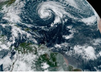 Fotografía de ayer 21 de octubre satelital cedida por la Oficina Nacional de Administración Oceánica y Atmosférica  (NOAA) por vía del Centro Nacional de Huracanes (NHC) donde se muestra la localización del huracán Epsilon en el Atlántico. EFE/ NOAA-NHC