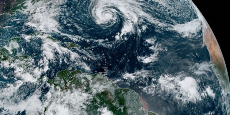 Fotografía de ayer 21 de octubre satelital cedida por la Oficina Nacional de Administración Oceánica y Atmosférica  (NOAA) por vía del Centro Nacional de Huracanes (NHC) donde se muestra la localización del huracán Epsilon en el Atlántico. EFE/ NOAA-NHC