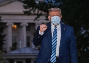 Washington (United States), 05/10/2020.- US President Donald J. Trump gestures after returning to the White House, in Washington, DC, USA, 05 October 2020, following several days at Walter Reed National Military Medical Center for treatment for COVID-19. (Estados Unidos) EFE/EPA/KEN CEDENO / POOL