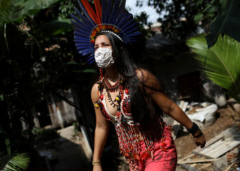 Samela Satere-Mawe, una estudiante de biología de 24 años y activista indígena camina cerca de su casa, que también es la sede de la Asociación de Mujeres Satere Mawe en el barrio de Compensa en Manaos, estado de Amazonas, Brasil. 2 de octubre de 2020. REUTERS/Bruno Kelly