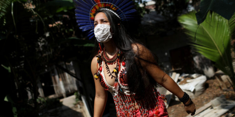 Samela Satere-Mawe, una estudiante de biología de 24 años y activista indígena camina cerca de su casa, que también es la sede de la Asociación de Mujeres Satere Mawe en el barrio de Compensa en Manaos, estado de Amazonas, Brasil. 2 de octubre de 2020. REUTERS/Bruno Kelly