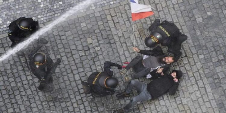 Disturbios Centro de Praga. Foto agencias.